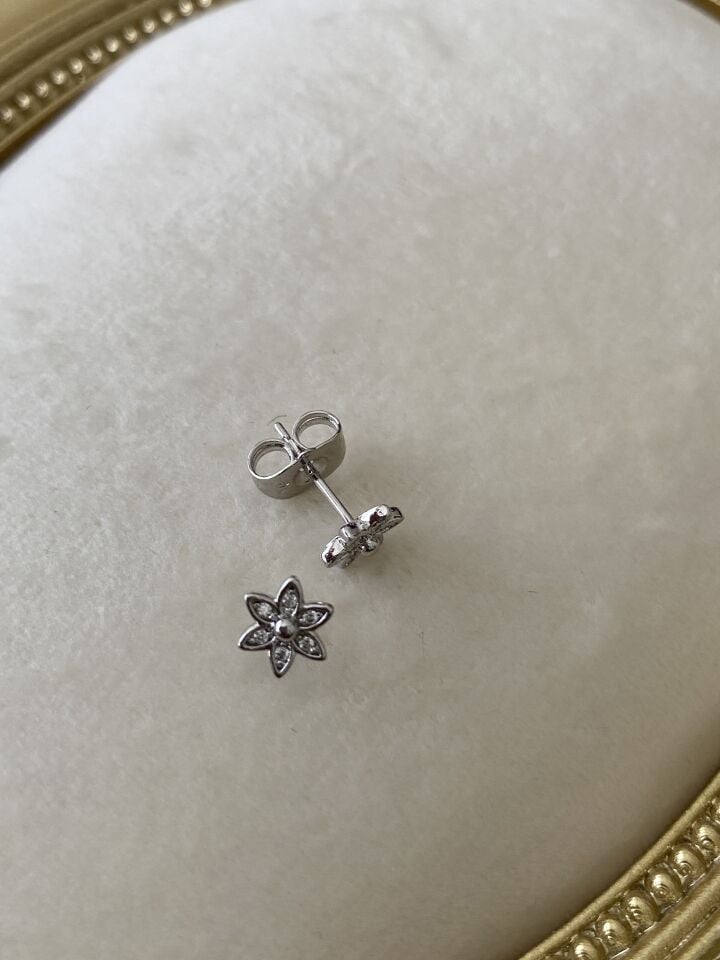 “Özel Seri” Minimal Gömme Zirkon Taşlı Papatya Küpe