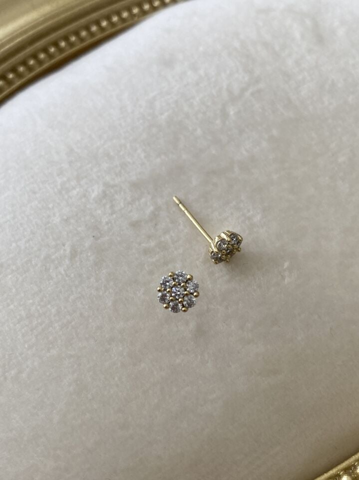 “Özel Seri” Minimal Kristal Taşlı Gold Çiçek Küpe