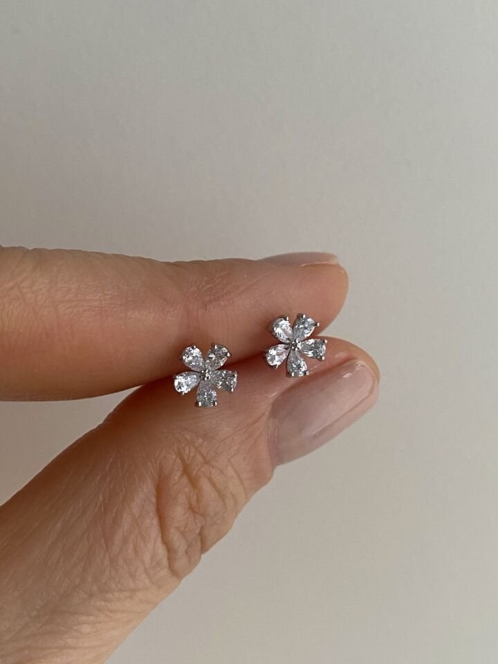 Özel Seri Minimal Çiçek Model Kristal Taşlı Küpe Gümüş Renk
