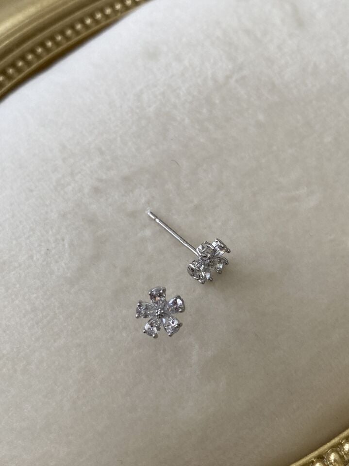 “Özel Seri” Minimal Çiçek Model Kristal Taşlı Küpe Silver
