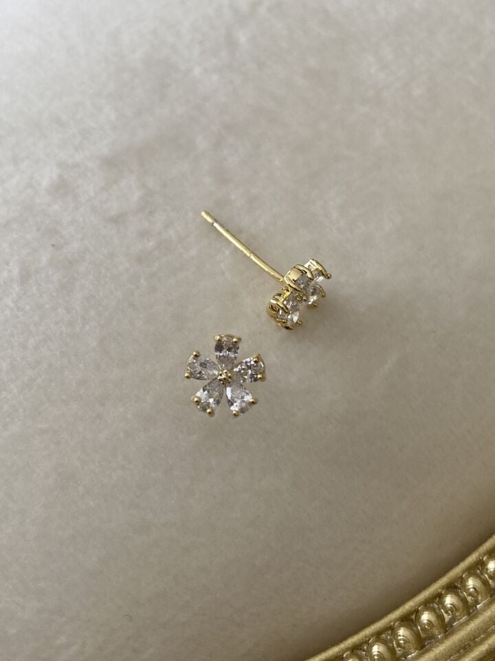 “Özel Seri” Minimal Çiçek Model Kristal Taşlı Küpe Gold
