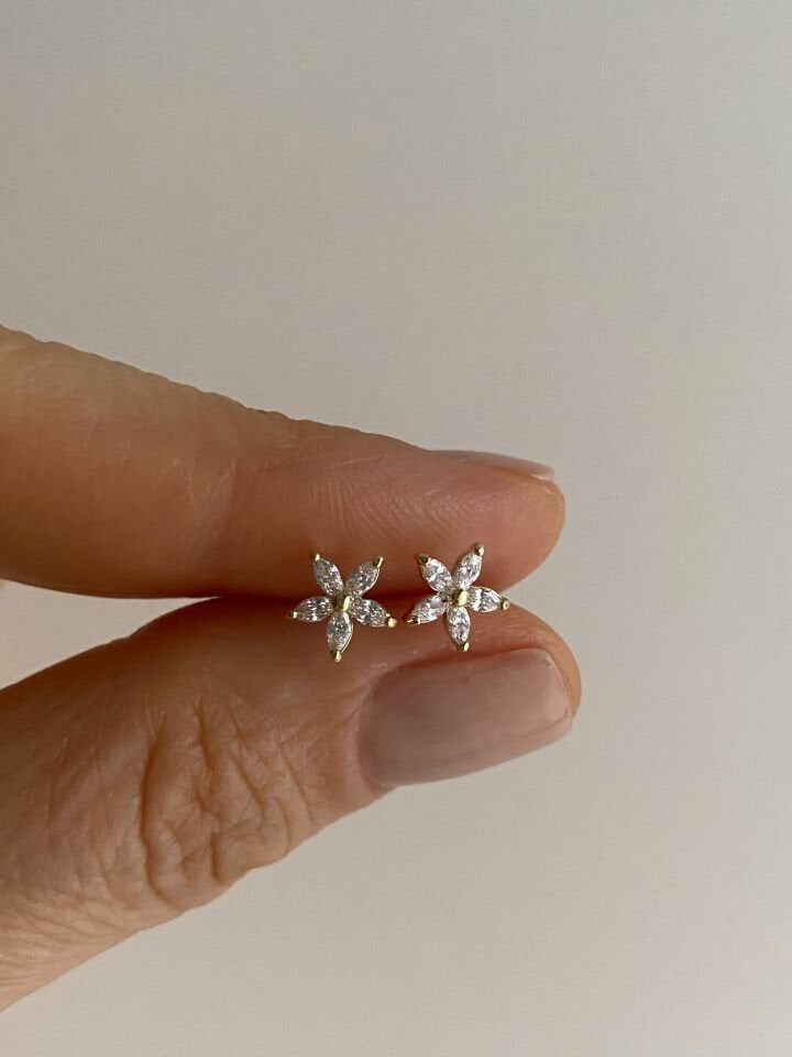 “Özel Seri” Minimal Yıldız Çiçeği Model Kristal Taşlı Küpe