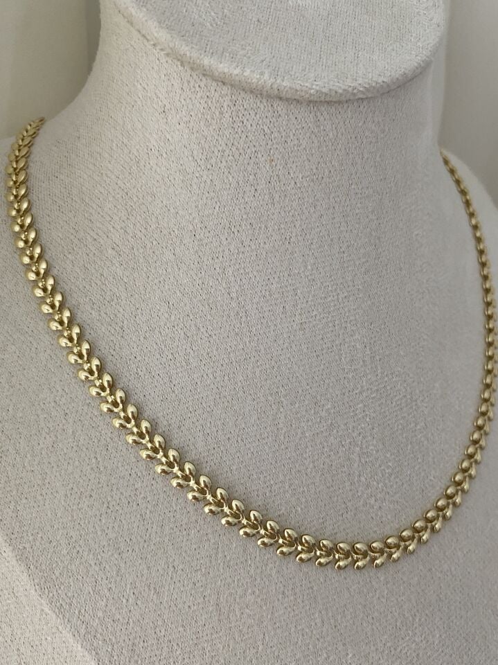 Tam Tur Yaprak Detay Kolye